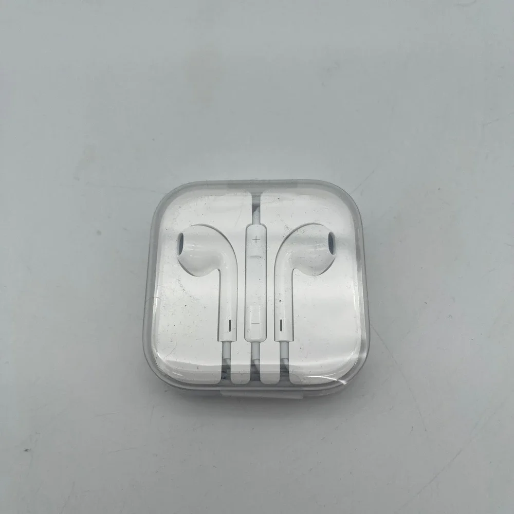 Apple EarPods with 3.5mm Headphone Plug and Remote White MD827LL/A New Case